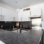Large Quiet House, In The Center Σπίτι διακοπών