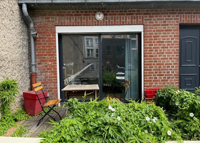 Large Quiet House, In The Center *