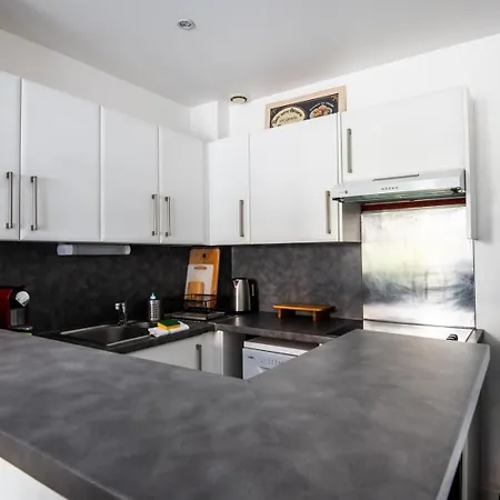 Large Quiet House, In The Center بيت للعطل